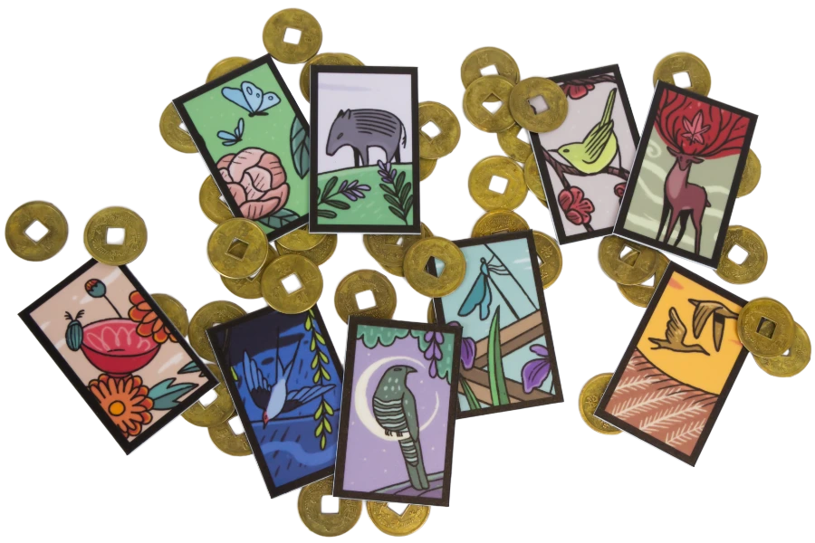 Rozrzucone karty hanafuda z ilustracjami Luizy Kwiatkowskiej i monety