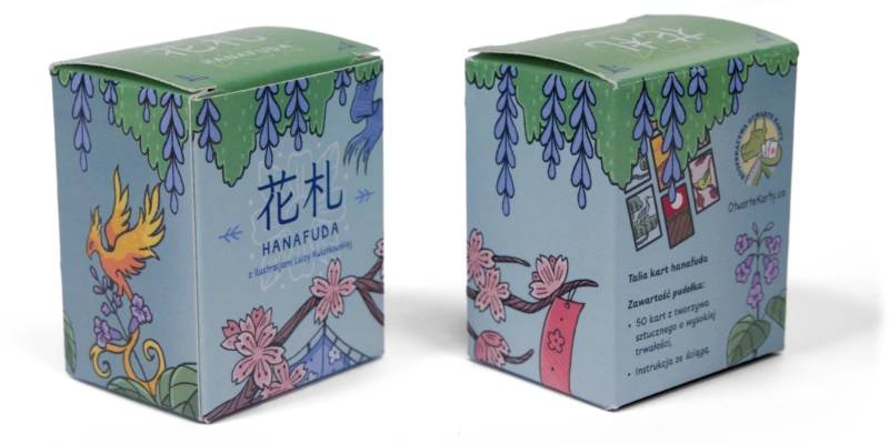 Dwa pudełka kart hanafuda z ilustracjami Luizy Kwiatkowskiej – jedno pokazane przodem, drugie tyłem